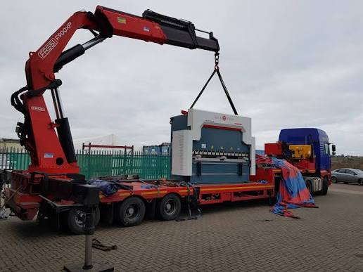 Hiab truck in action lifting loads in London